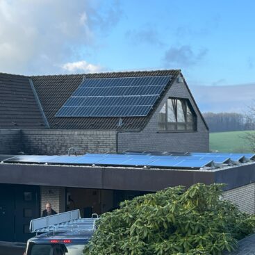 Photovoltaikinstallation in Radevormwald auf einem Schrägdach und einem Flachdach.